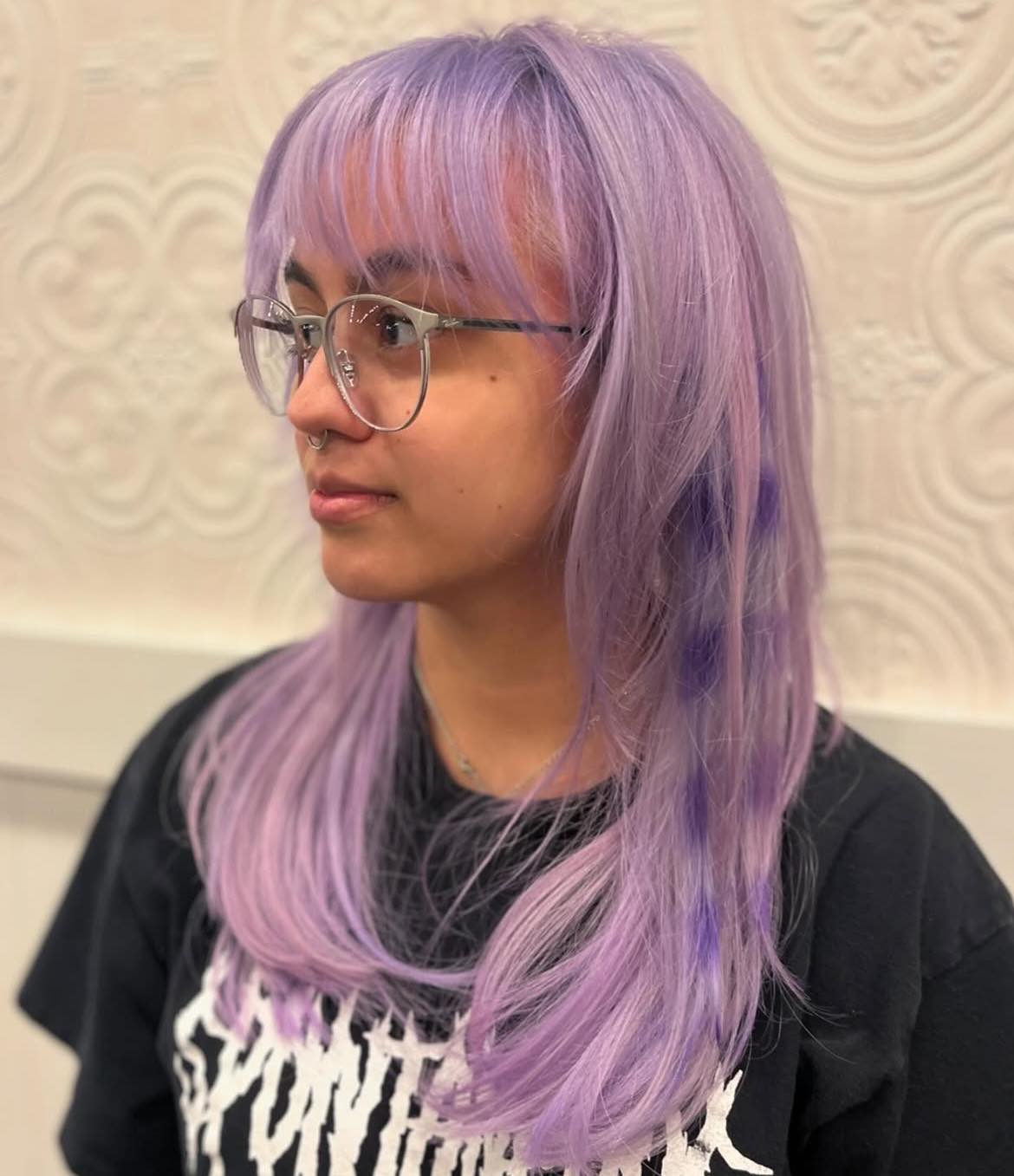 Cheveux lavande avec rayures racoon violettes