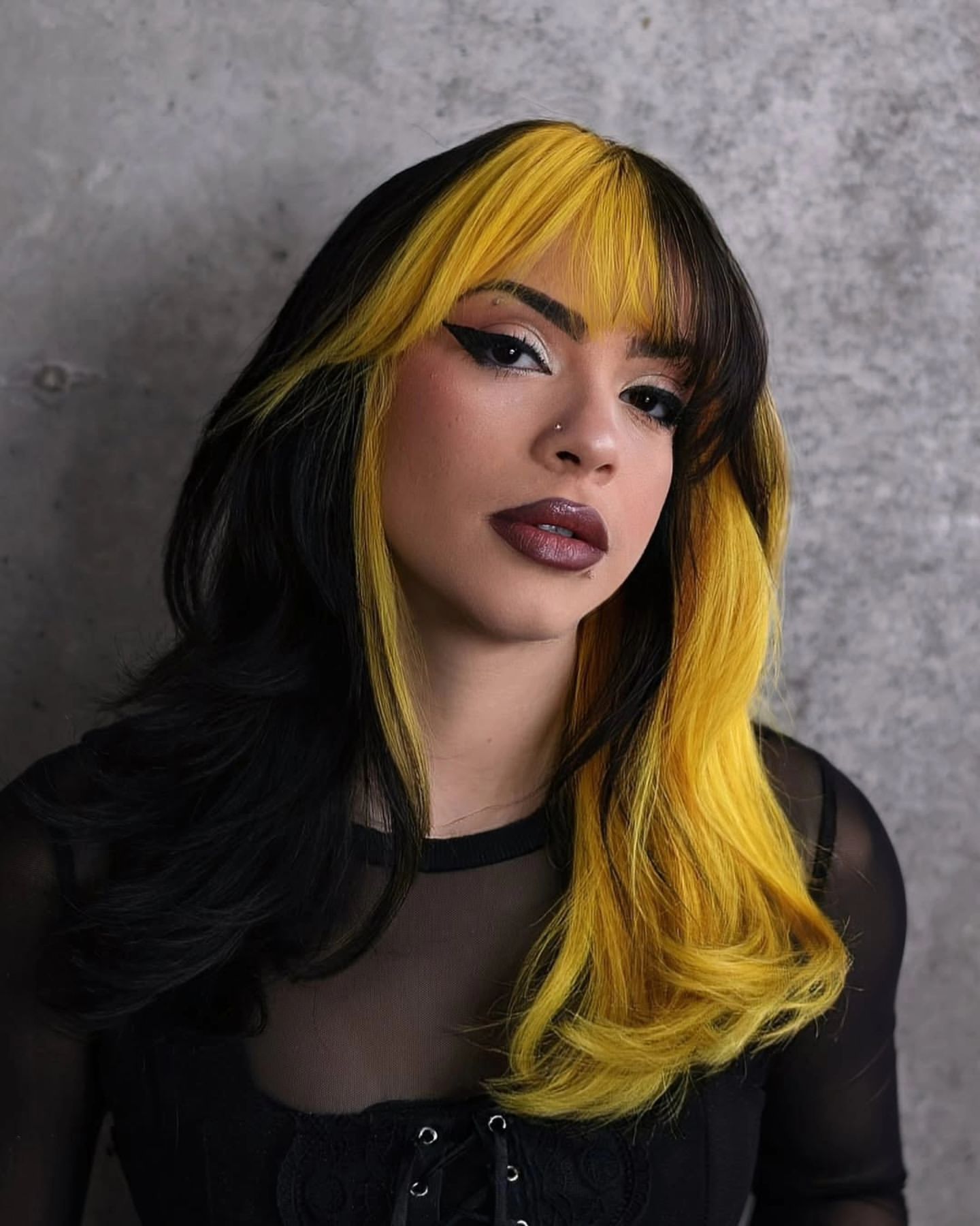 color blocking amarelo em cabelo preto