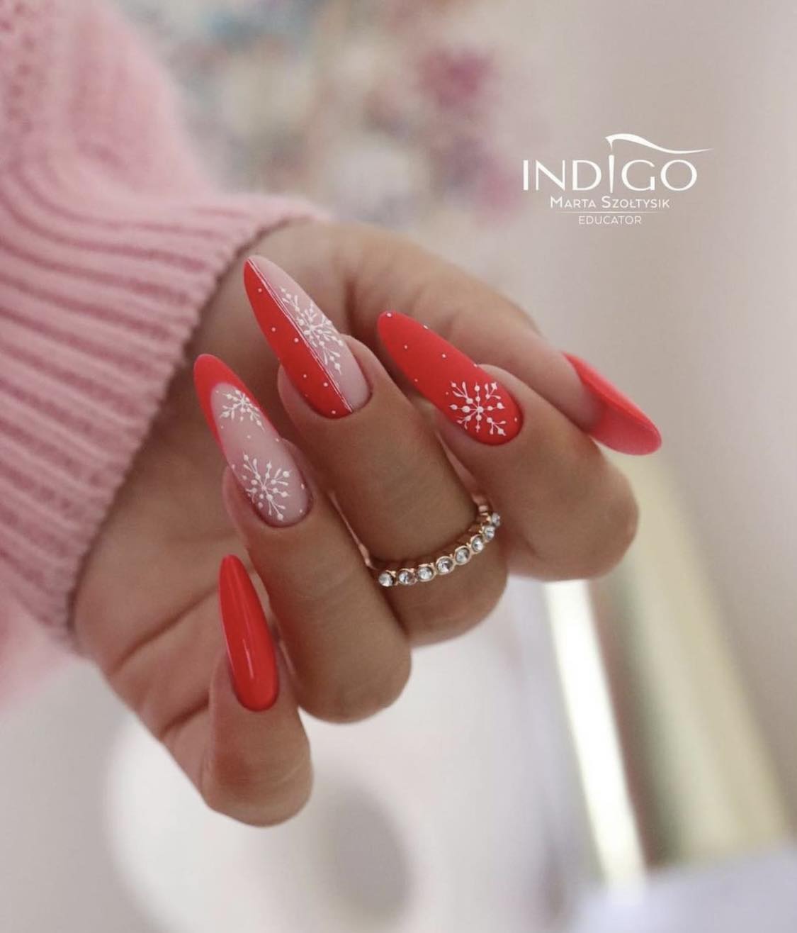 Uñas de invierno en rojo almendra y nude