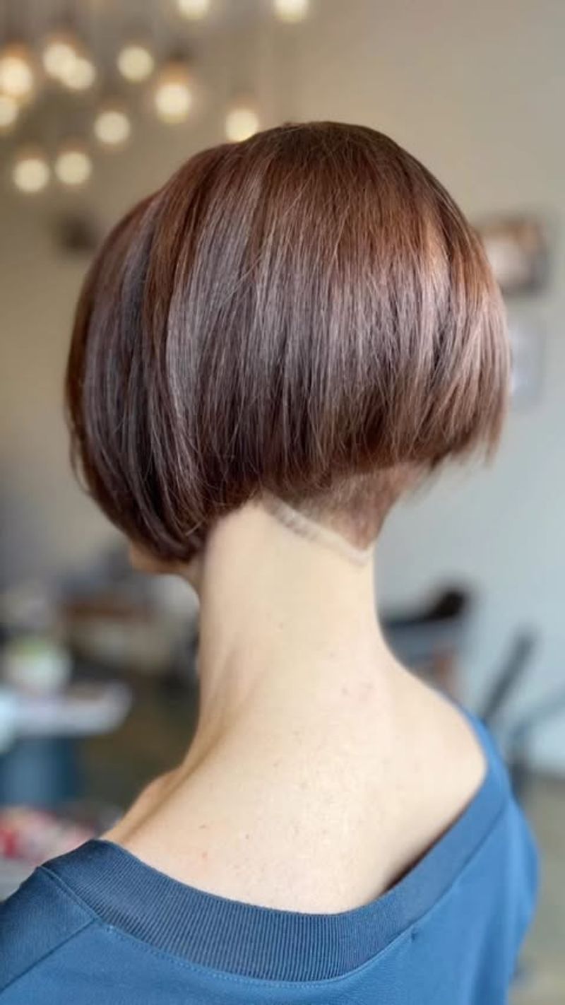 Bob angulaire avec coupe en dessous de la tête