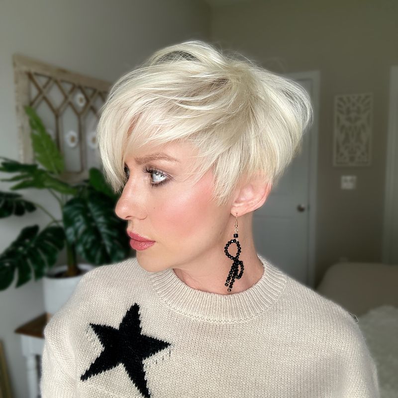 Pixie blond asymétrique