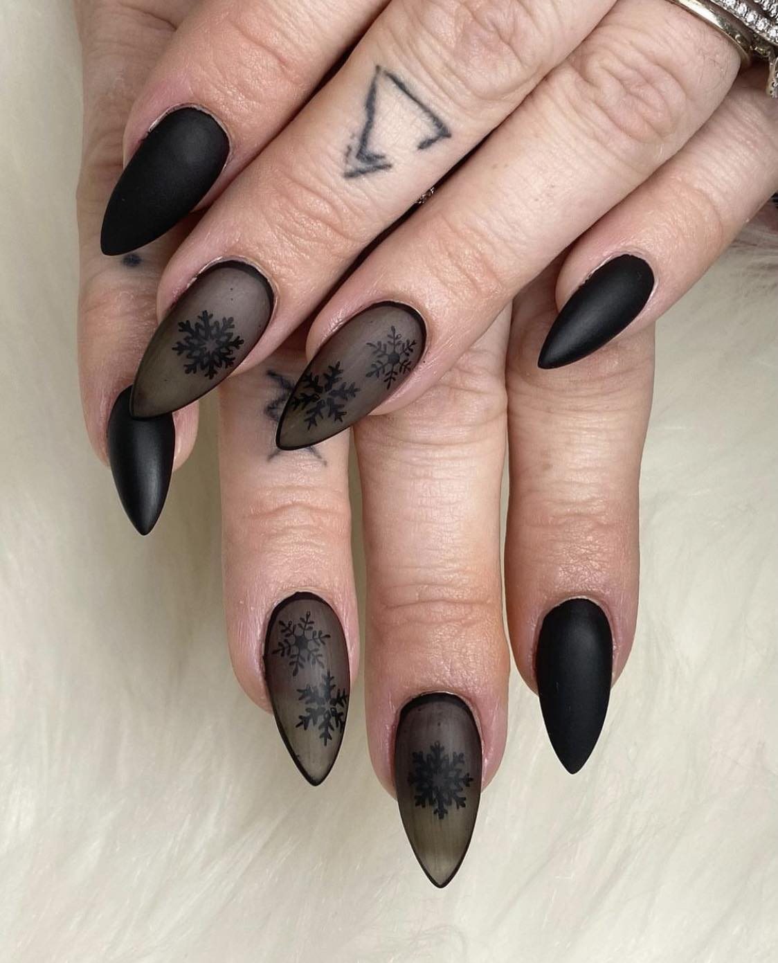 Uñas de invierno de almendra negra