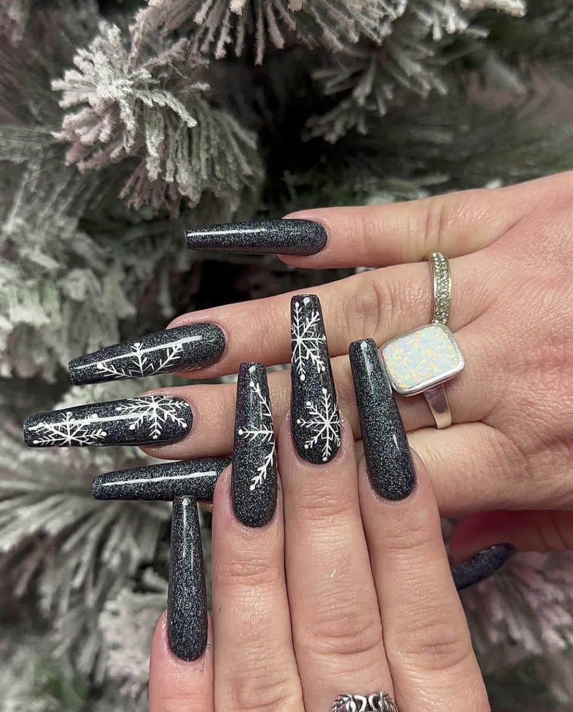 Uñas de invierno negras y brillantes