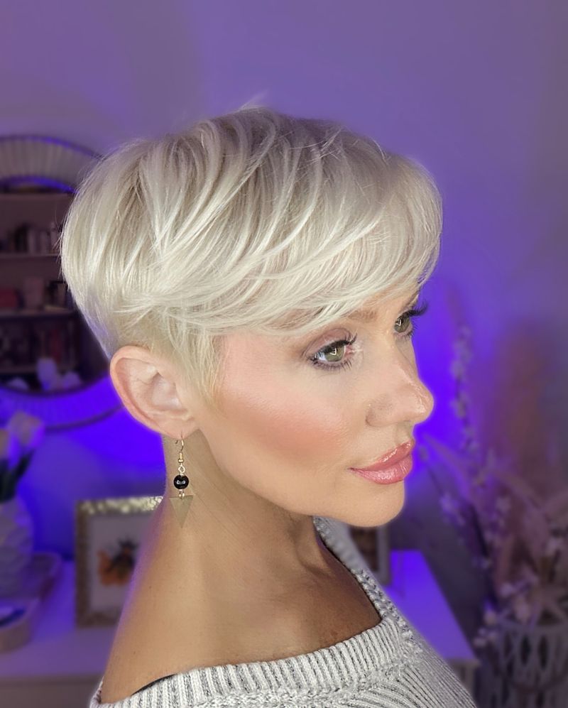 Pixie com corte curto branqueado