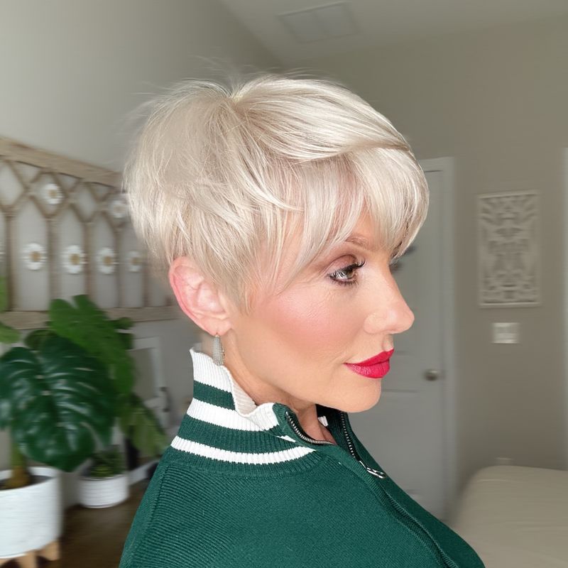 Pixie blond avec des couches et du volume