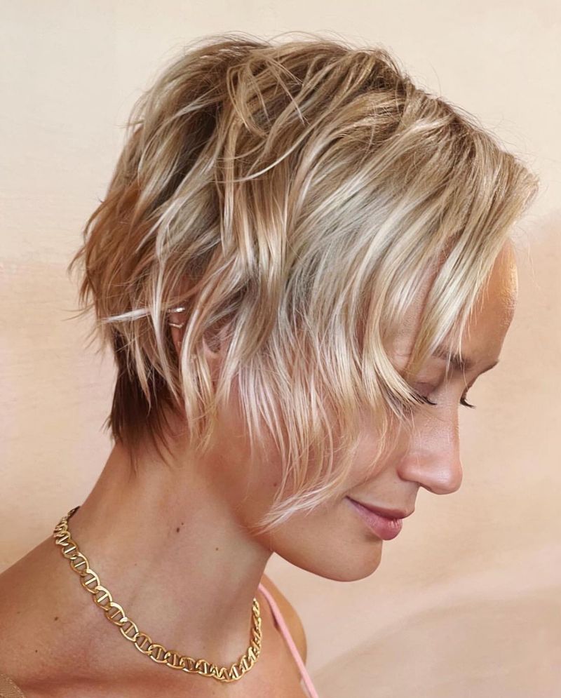 Blonde Pixie met subtiele highlights