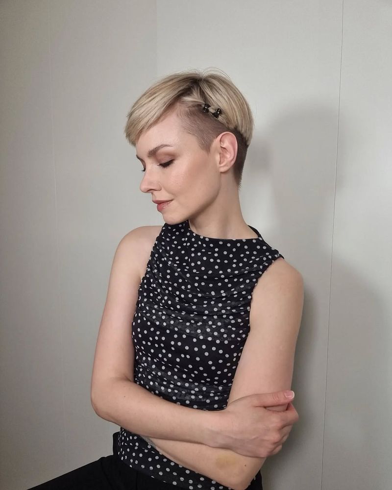 Pixie biondo con design undercut