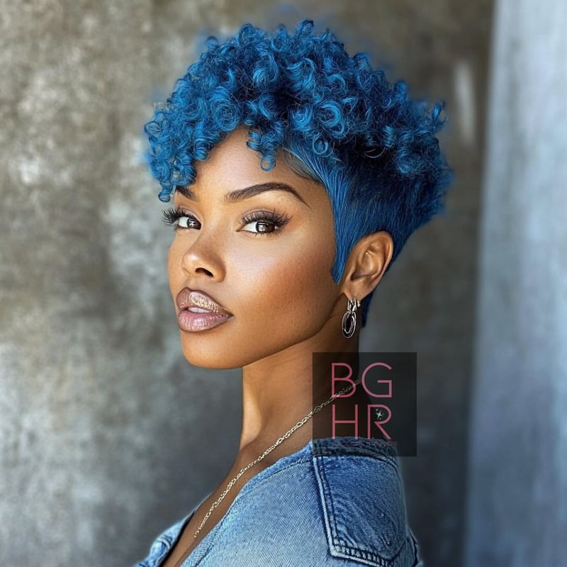 Capelli ricci blu audace