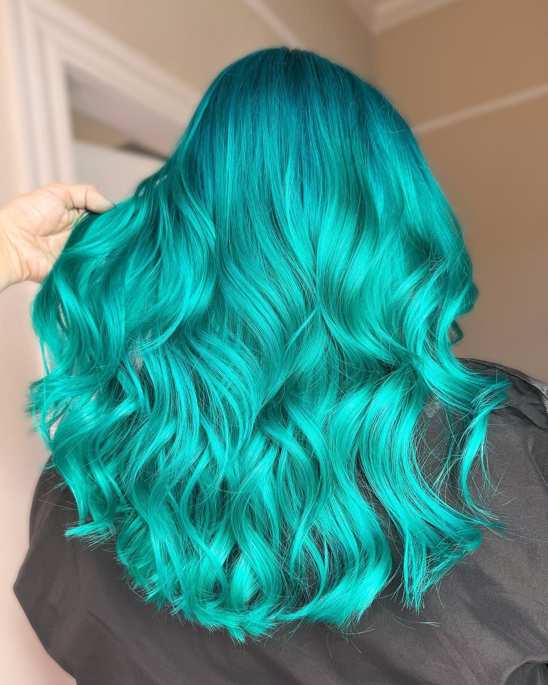 Cabello teal brillante