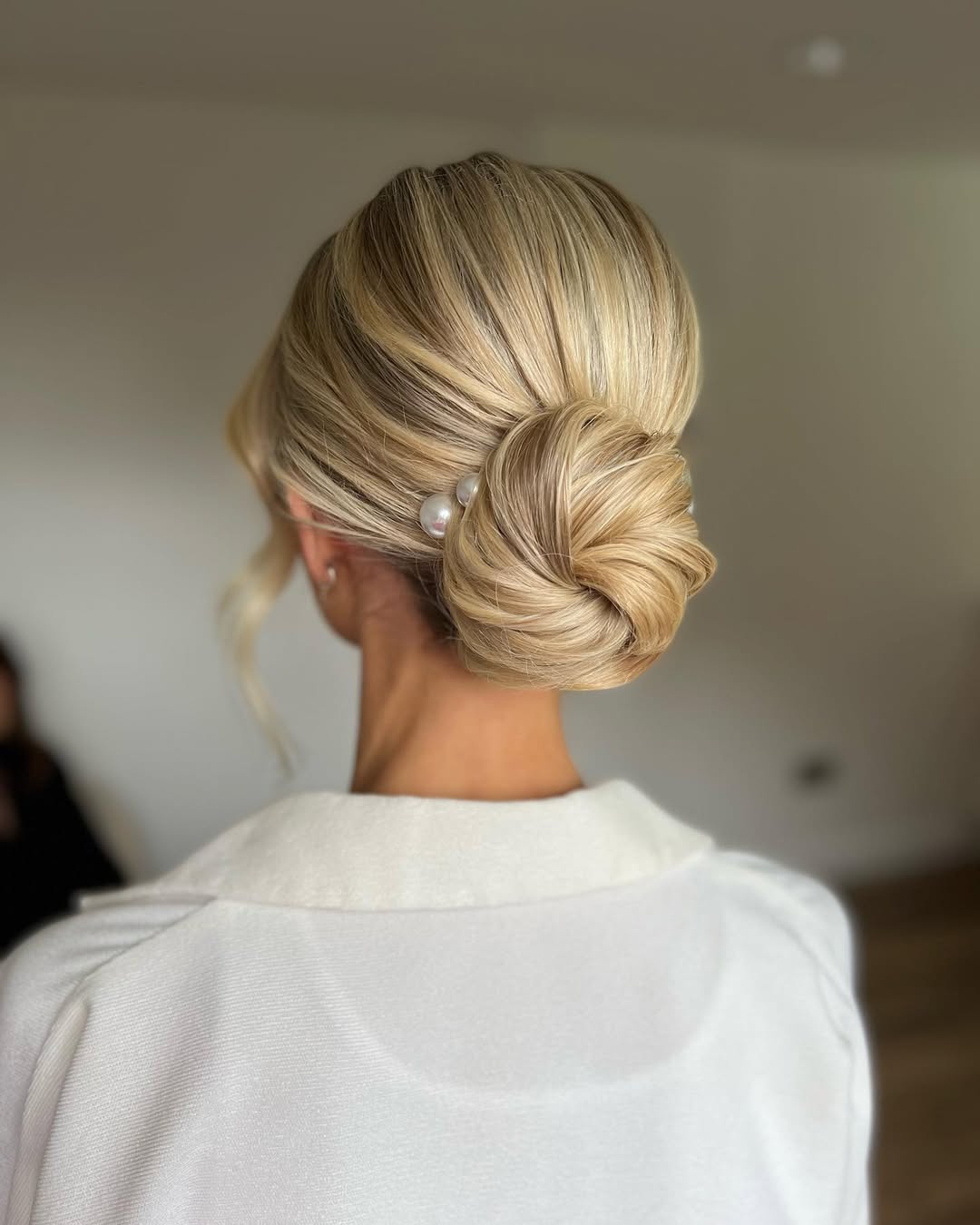 moño con accesorios para el pelo