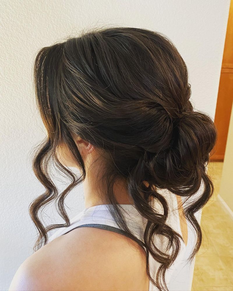 Chignon avec ondulations libres