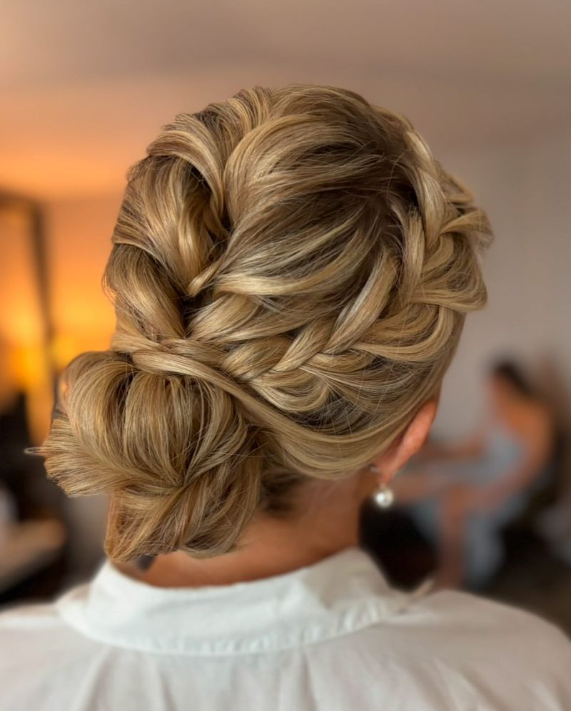 Chignon con trecce laterali