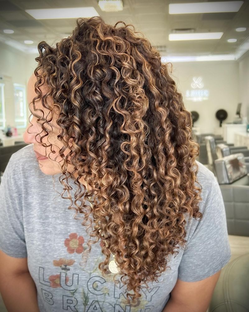 Cabelo encaracolado com Balayage suave