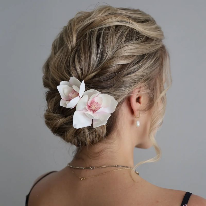 Penteado encaracolado com acessório floral