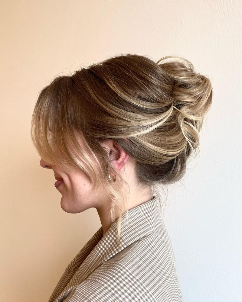 Frange en rideau avec un chignon