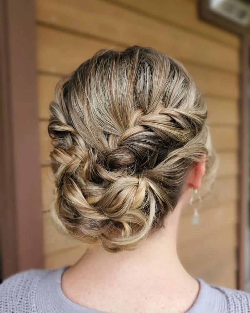 Chignon bas bouclé élégant