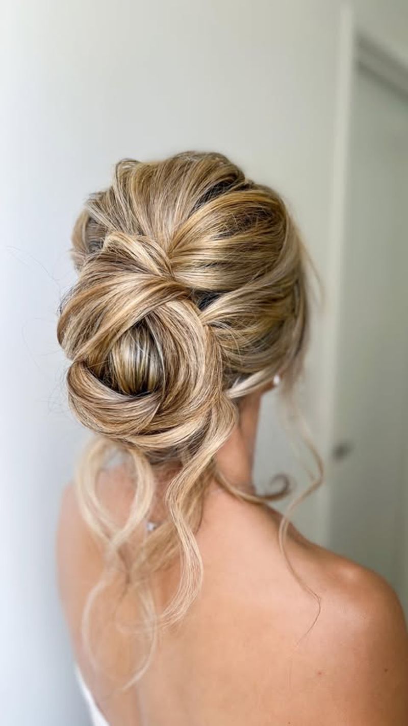 Penteado elegante com caracóis soltos