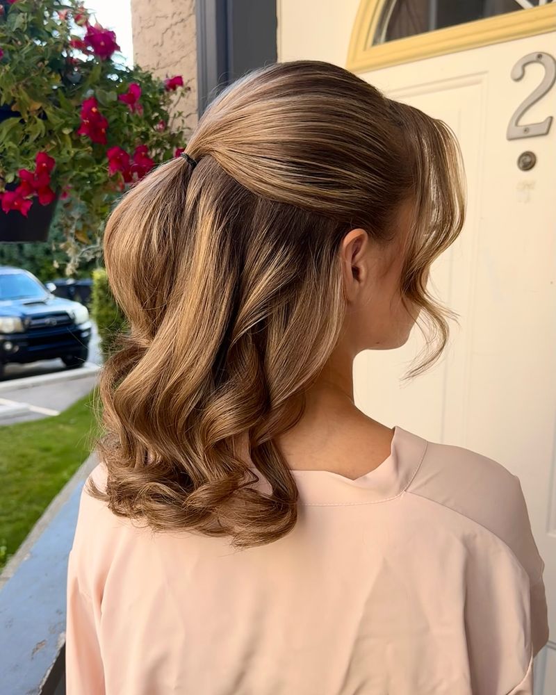 Elegante cuña con suaves rizos