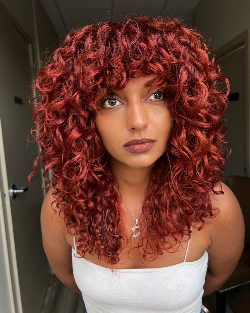 Capelli ricci rosso fuoco