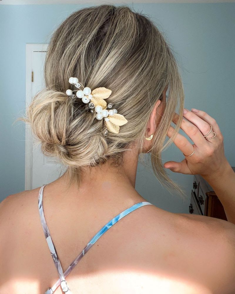 Chignon impreziosito da fiori