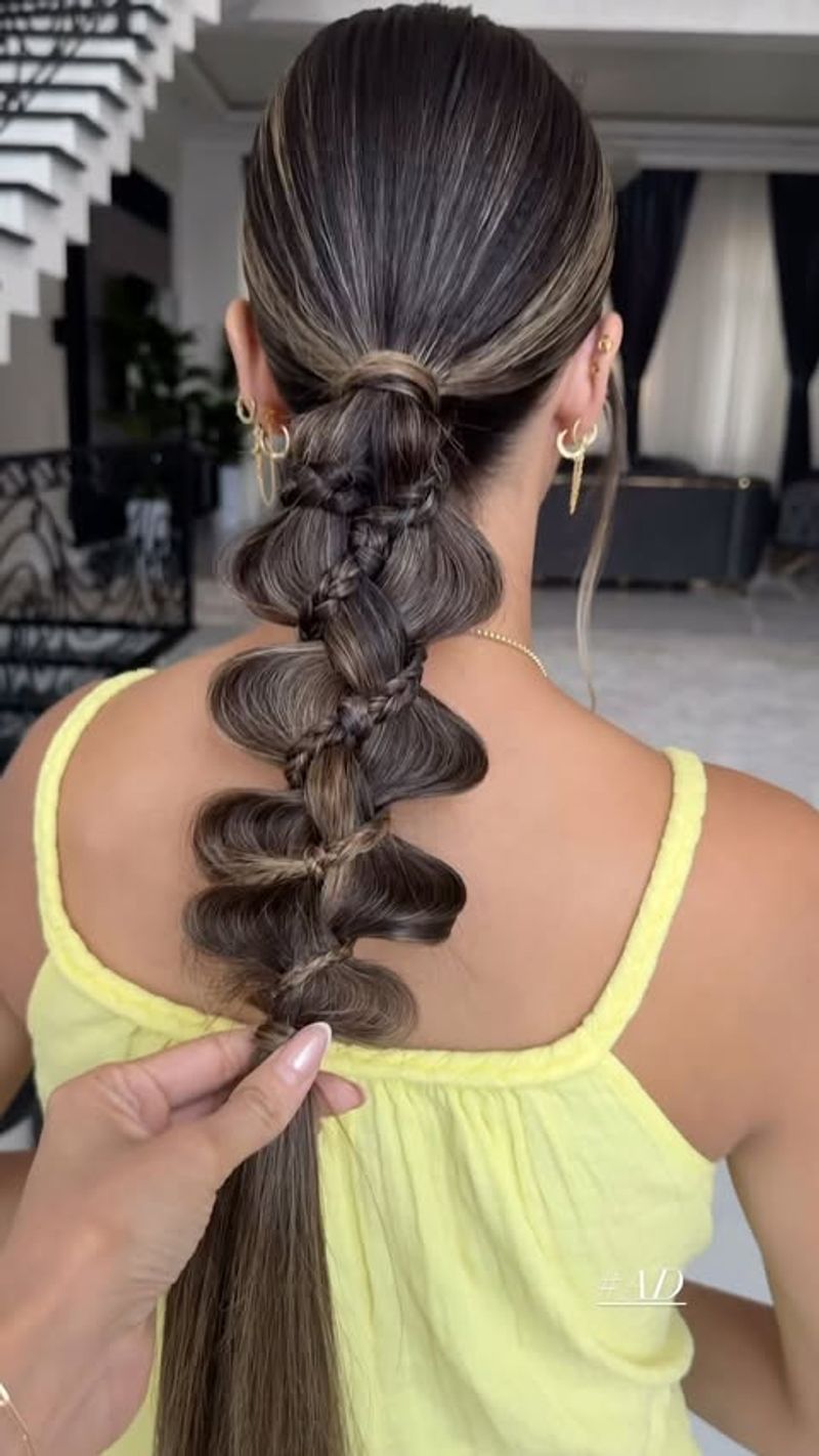 Coleta con trenza de cuatro cabos