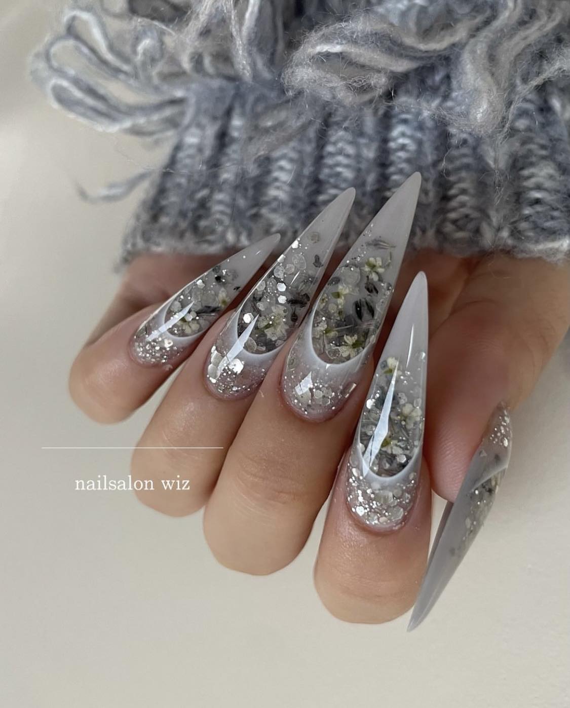 Uñas de invierno Stiletto grises