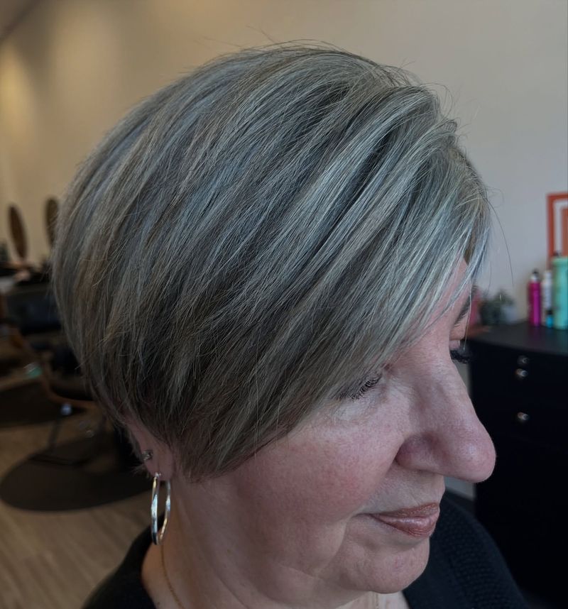 Pixie grigio con mèches