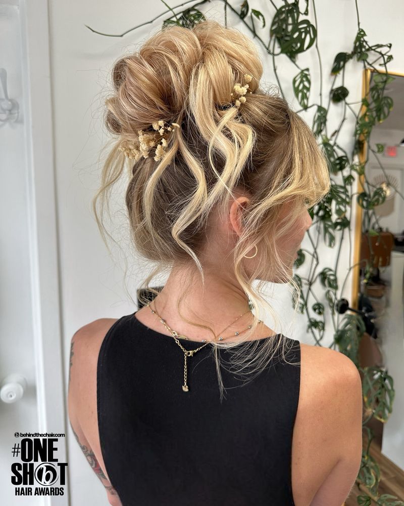 Chignon haut avec mèches