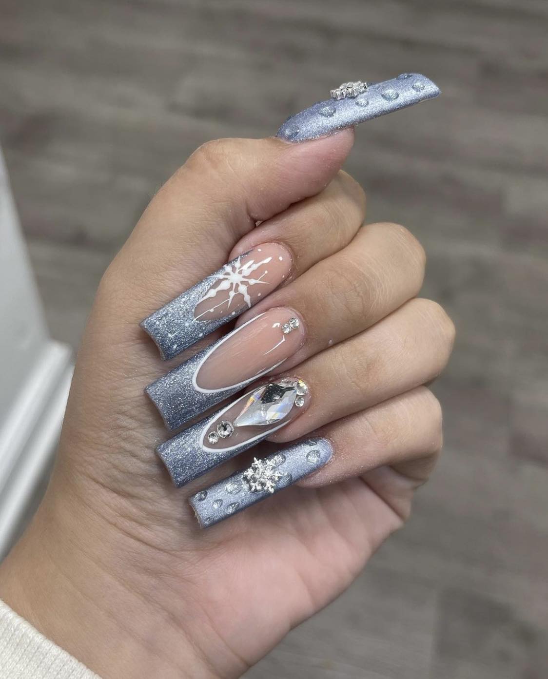 Uñas de invierno azul hielo