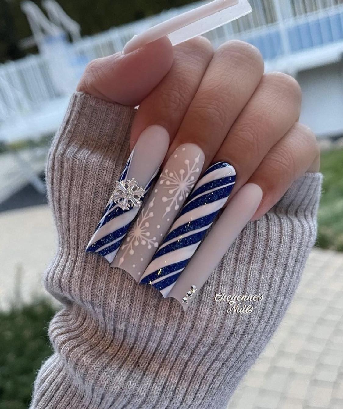 Uñas largas azules y blancas de invierno