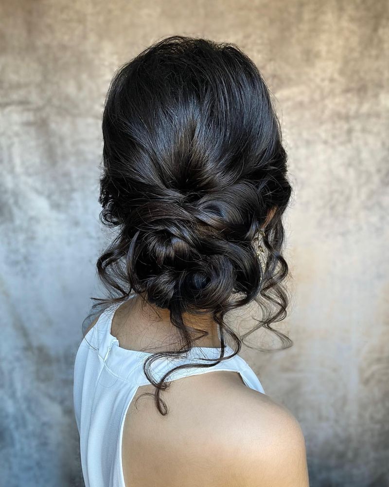 Chignon libre avec boucles