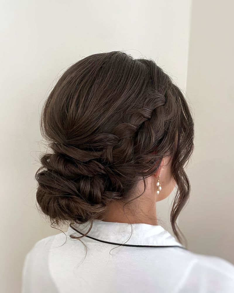 Penteado baixo com pormenores entrançados