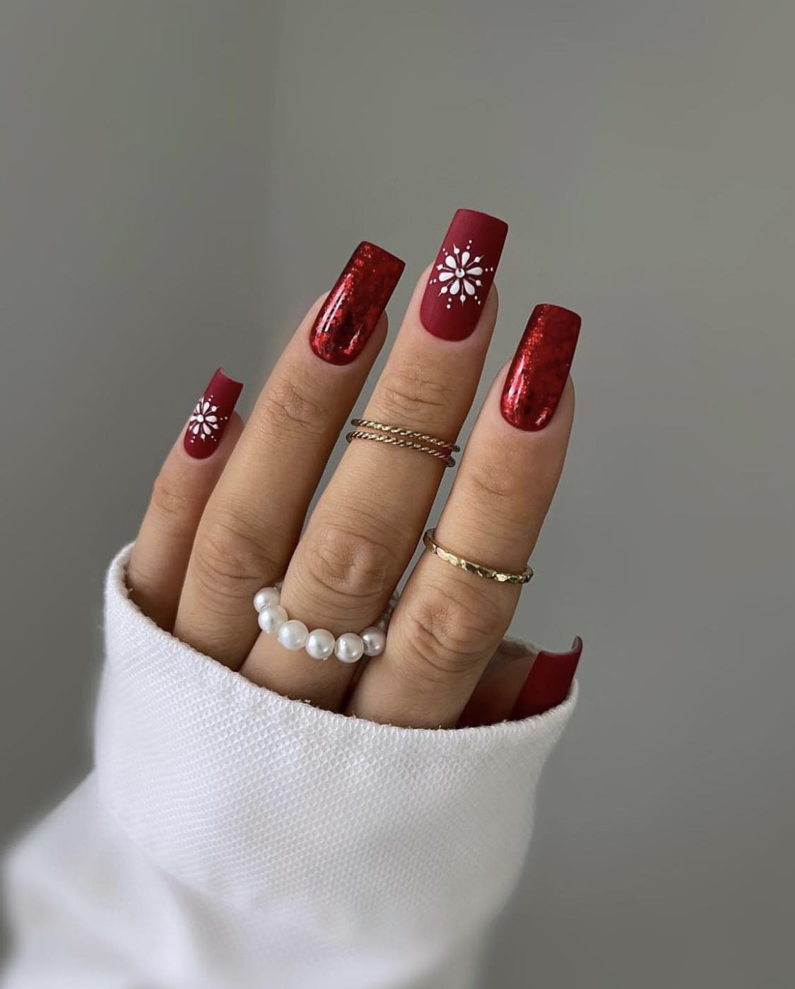 Uñas de invierno en rojo mate y con purpurina