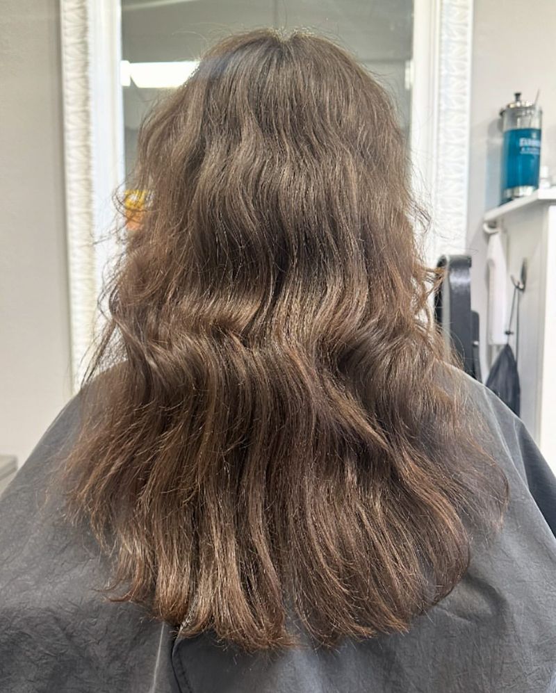 Corte medio en V con ondas suaves