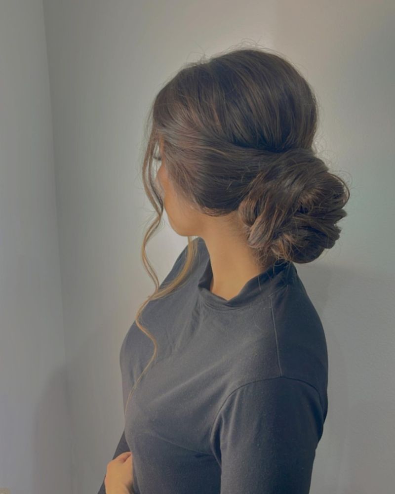 Chignon disordinato castano cenere