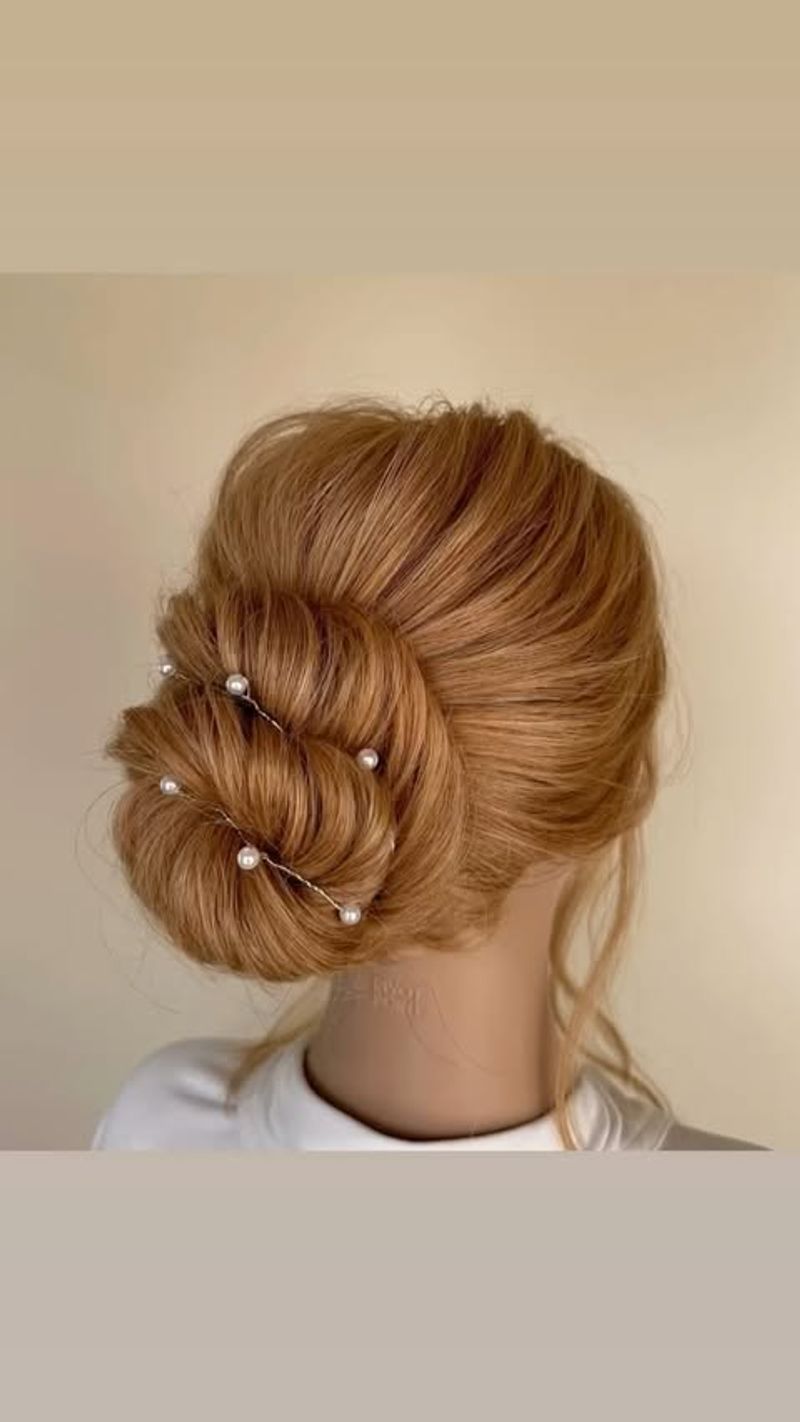 Chignon désordonné avec accessoires