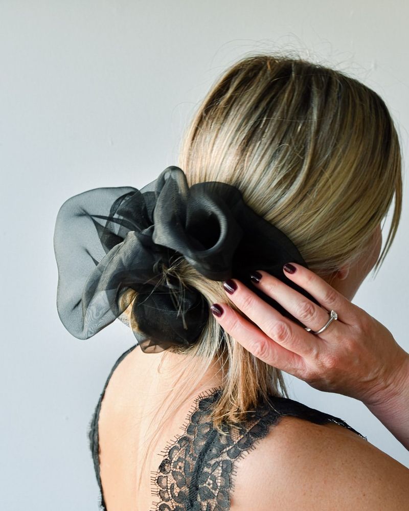 Chignon disordinato con accessori