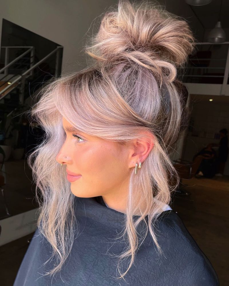 Chignon désordonné avec frange