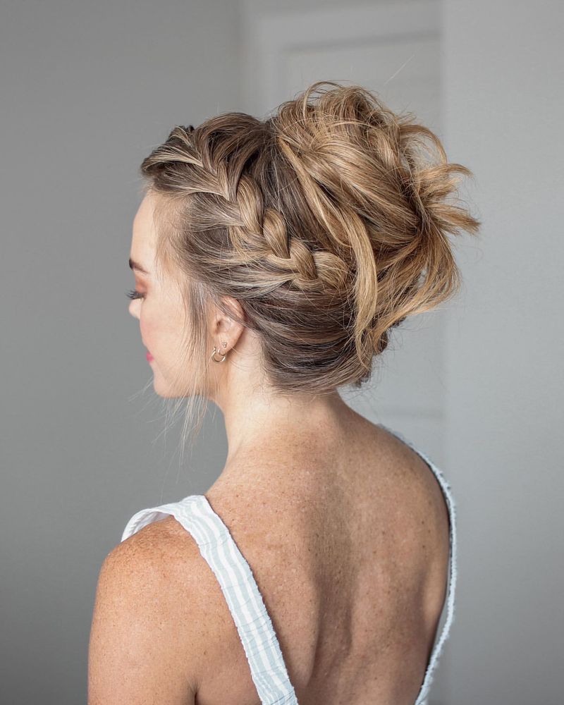 Chignon désordonné avec tresses