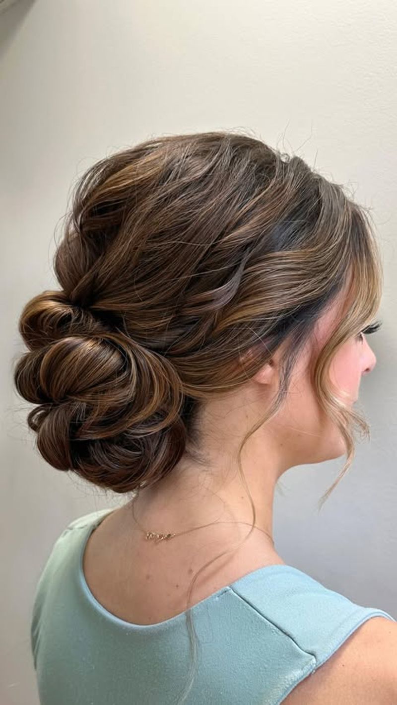 Chignon désordonné avec frange en rideau