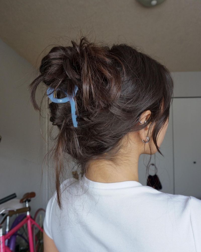 Chignon désordonné avec pinces à cheveux