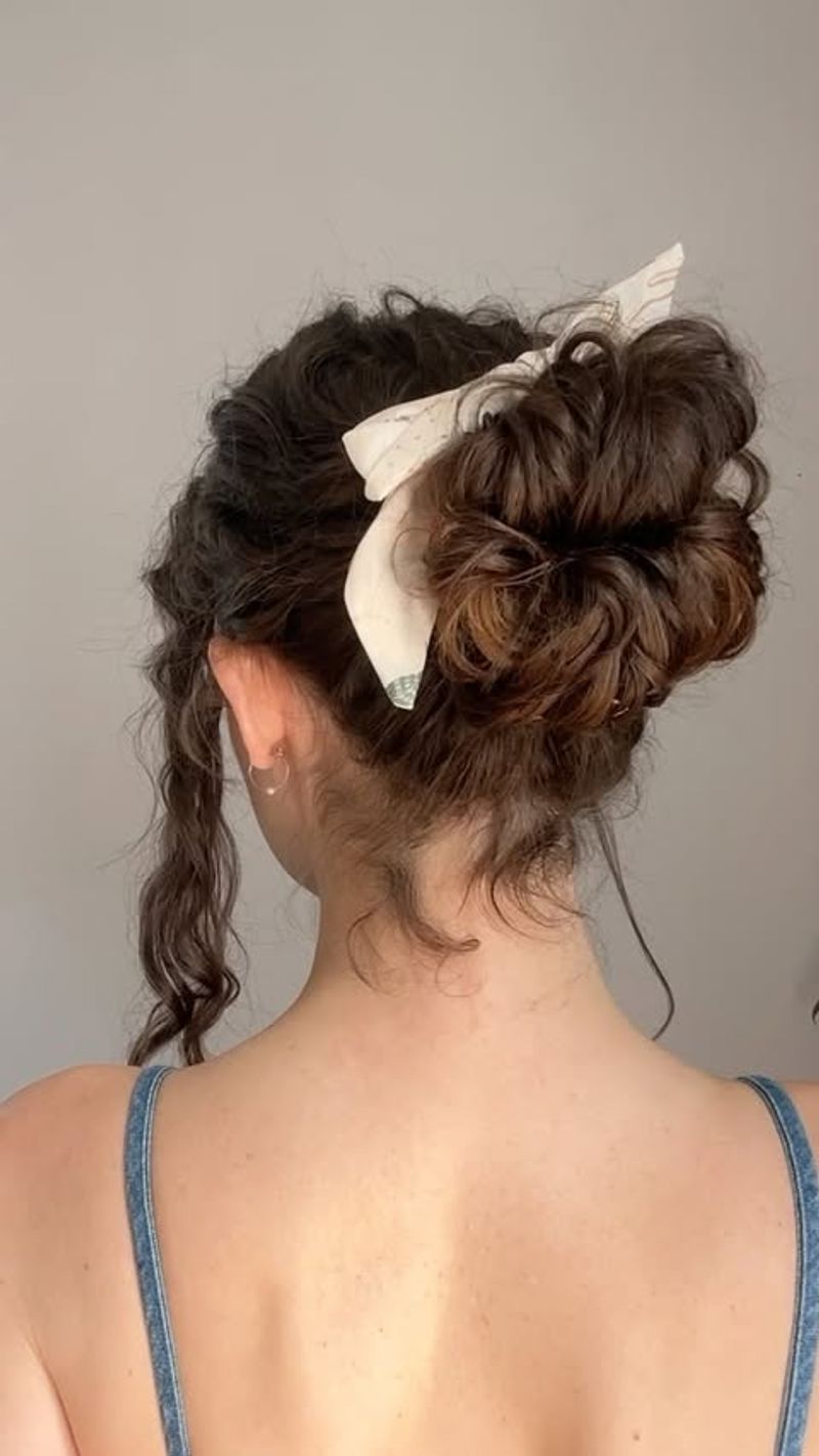 Chignon désordonné avec bandeau