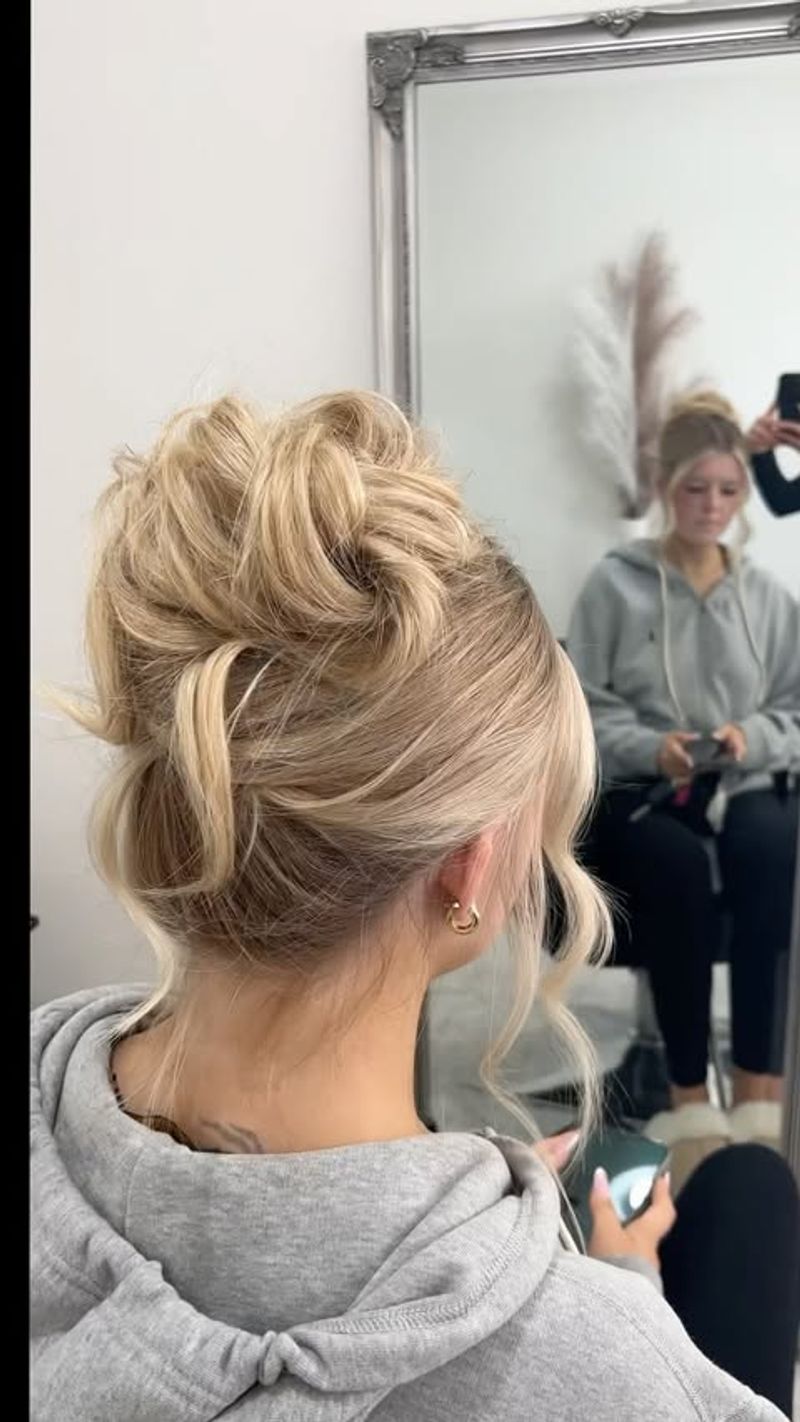 Chignon désordonné avec mèches