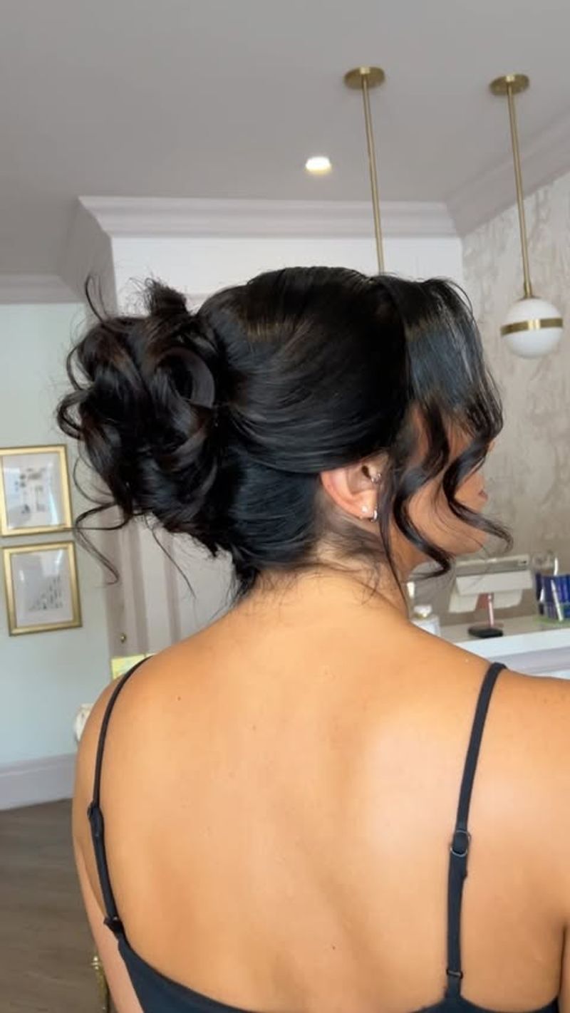 Penteado desarrumado com madeixas soltas