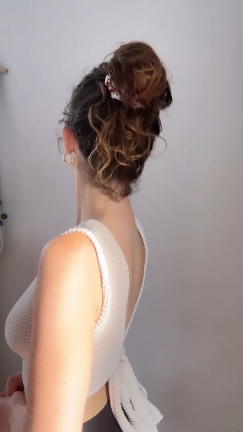 Chignon disordinato con nastro