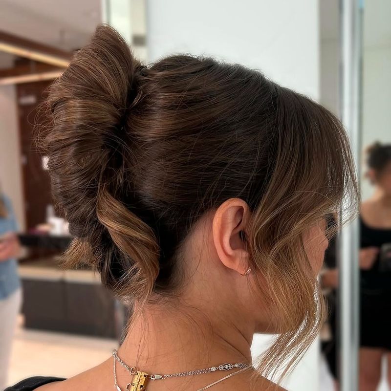 Chignon disordinato con finitura lucida