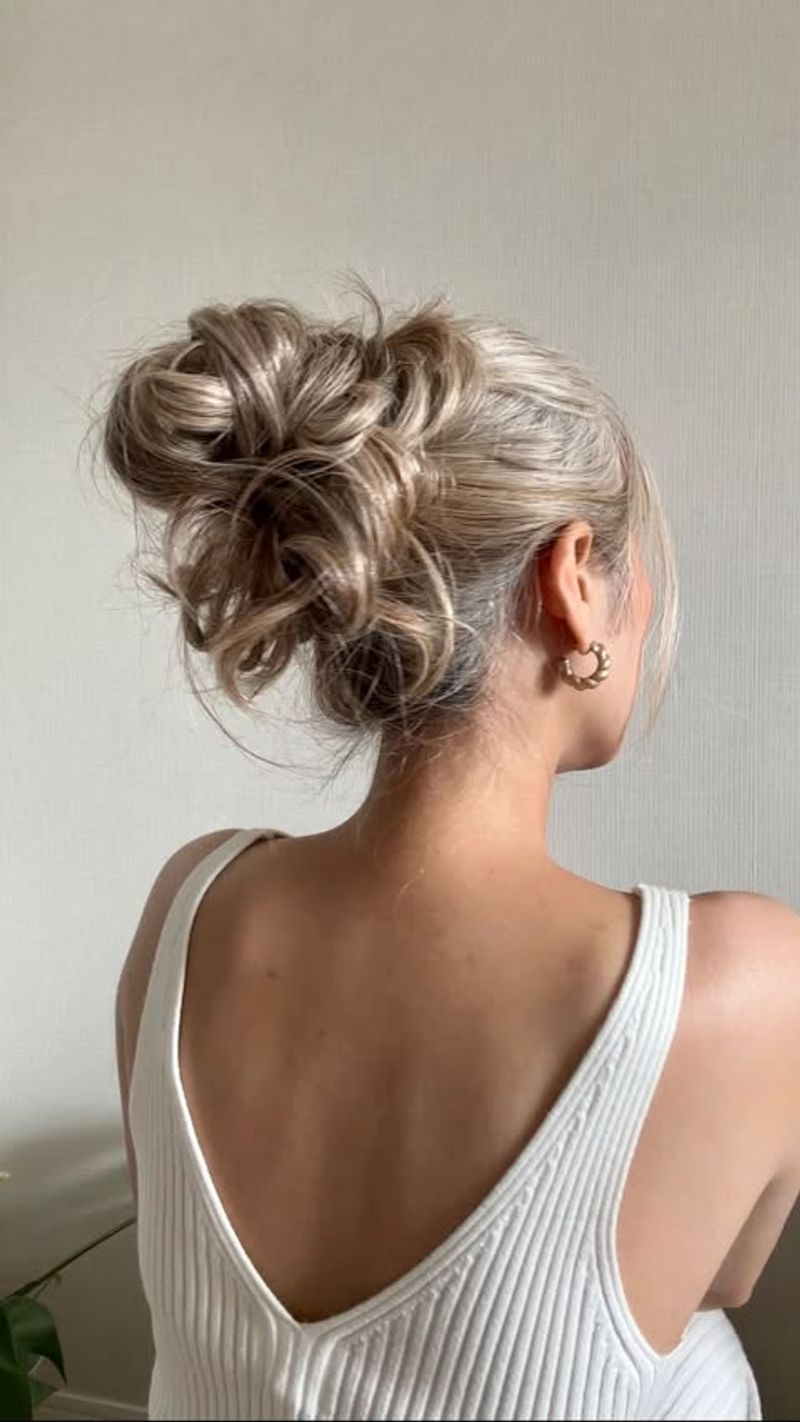 Chignon disordinato con riccioli morbidi