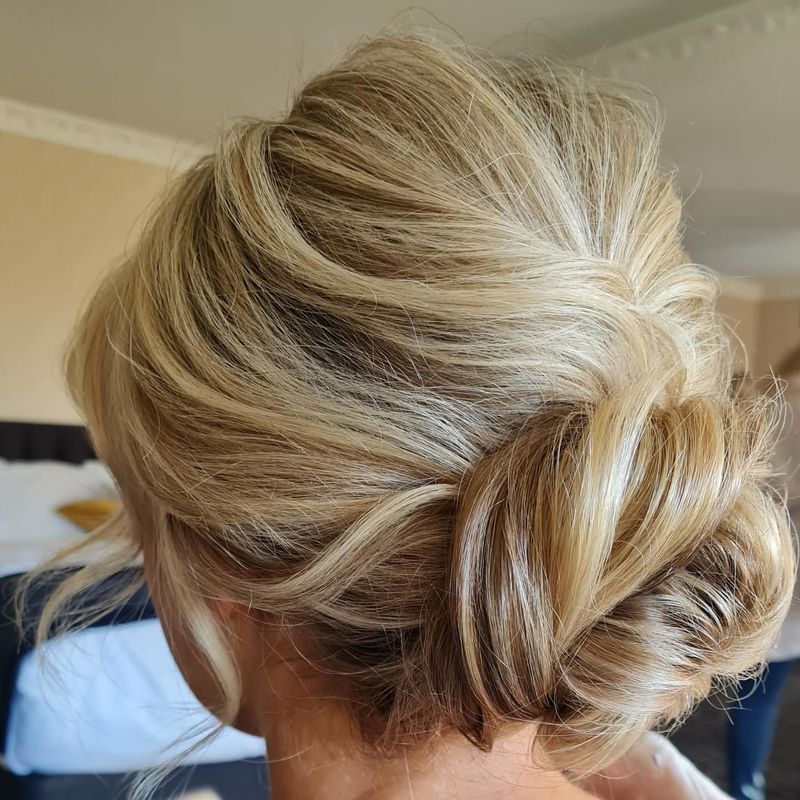 Chignon désordonné avec du volume