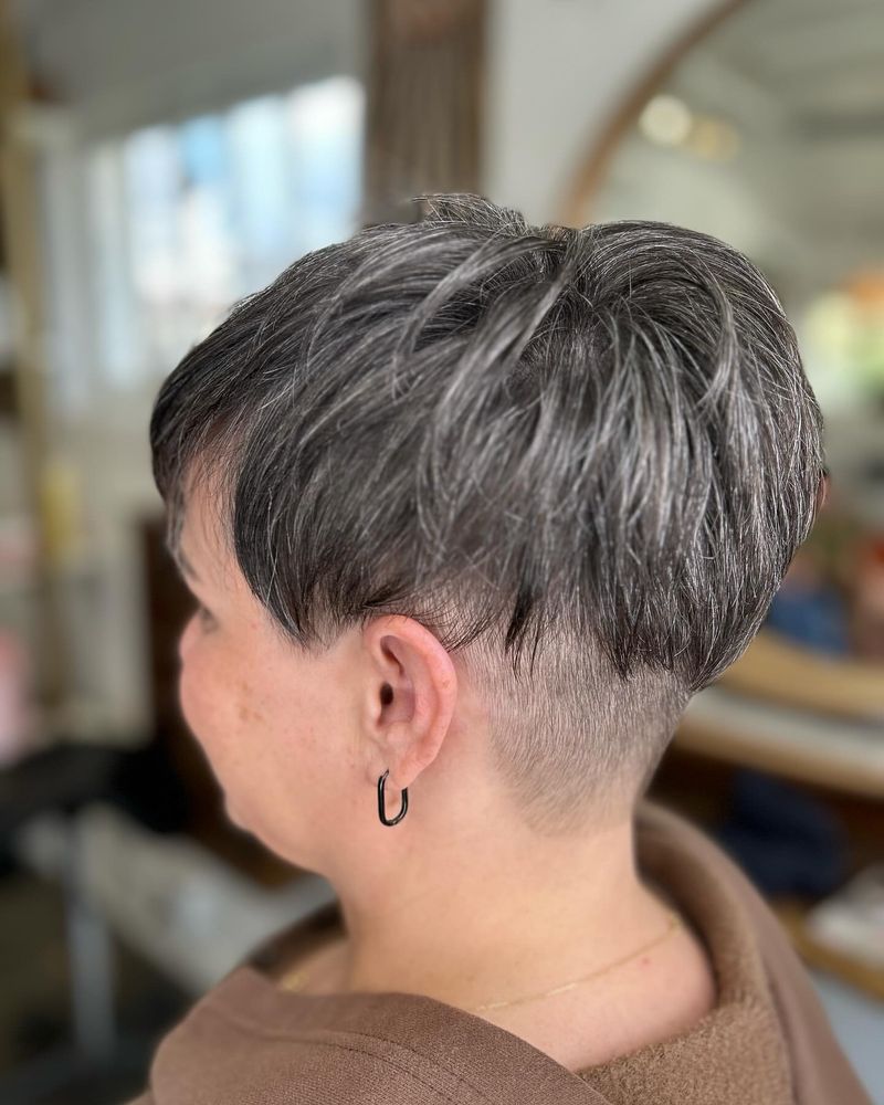 Pixie com corte curto natural