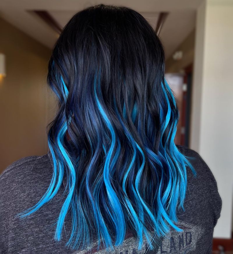 Mechas azul neón